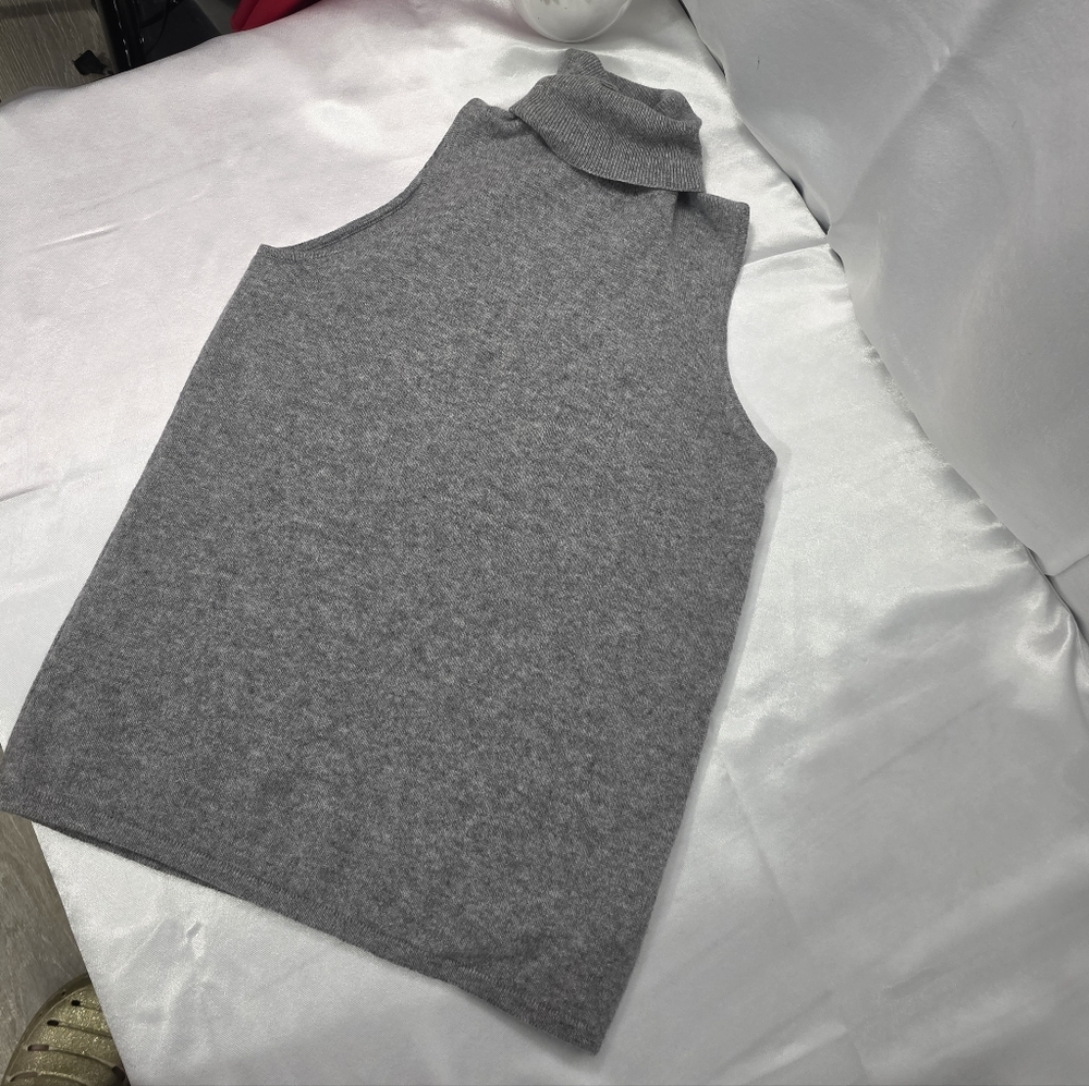 Studio Cashmere Turtleneck Knit Top in Grey size small